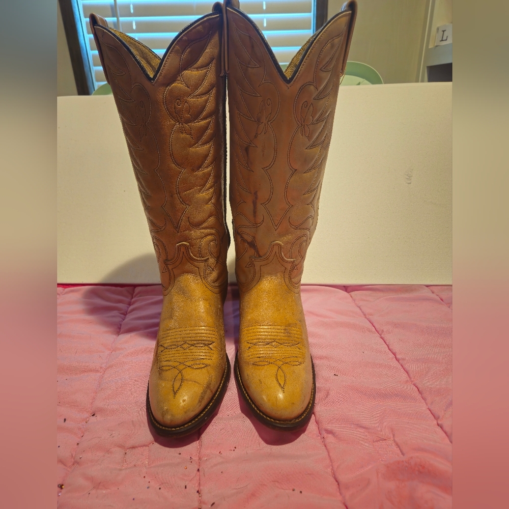 Laredo 68372 Walnut Deertan Boots Men's Size 8. Well Loved But Still Wearable.